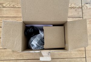 Remington AS8811 Warmluftbürste im geöffneten Karton von oben