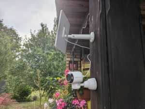 Reolink Argus 4 Pro+ Überwachungskamera mit Solarpanel von der Seite