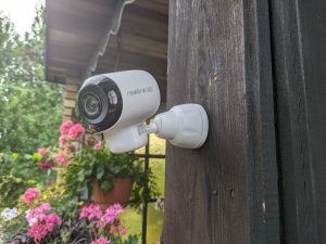 Reolink Argus 4 Pro+ Überwachungskamera montiert von der Seite