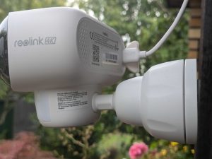 Reolink Argus 4 Pro+ Überwachungskamera montiert von der Seite in der Nahansicht