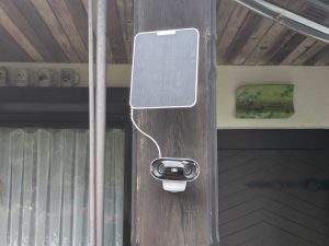 Reolink Argus 4 Pro+ Überwachungskamera und montiertem Solarpanel