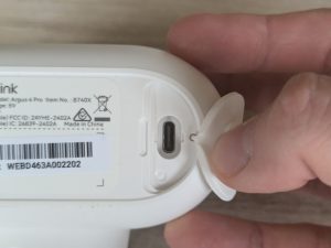 Reolink Argus 4 Pro+ Überwachungskamera von hinten mit geöffneten Verschluss