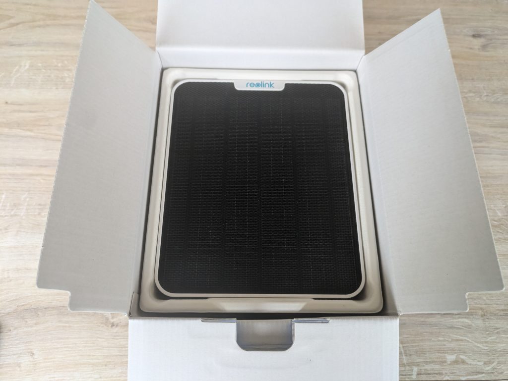 Solarpanel der Reolink Argus 4 Pro+ Überwachungskamera in der Verpackung