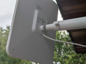 Solarpanel der Reolink Argus 4 Pro+ Überwachungskamera montiert