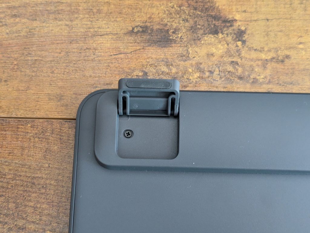 Standfuß der Logitech Signature SLIM K950 Tastatur