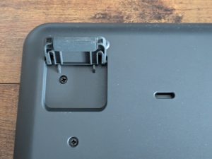 Standfuß der Logitech Wave Keys Tastatur