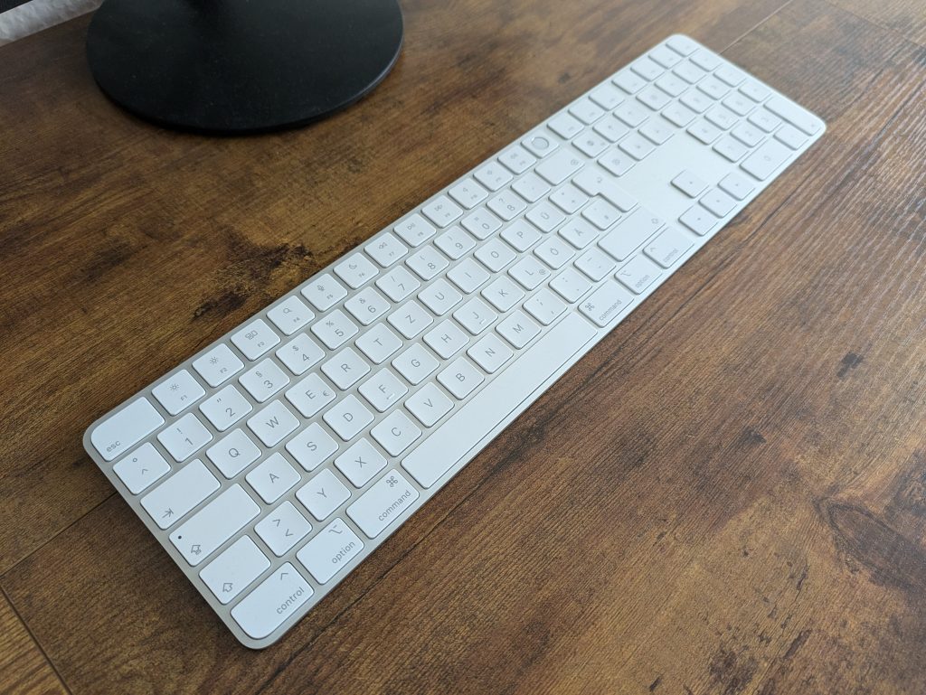 Titelbild der Apple Magic Tastatur von links