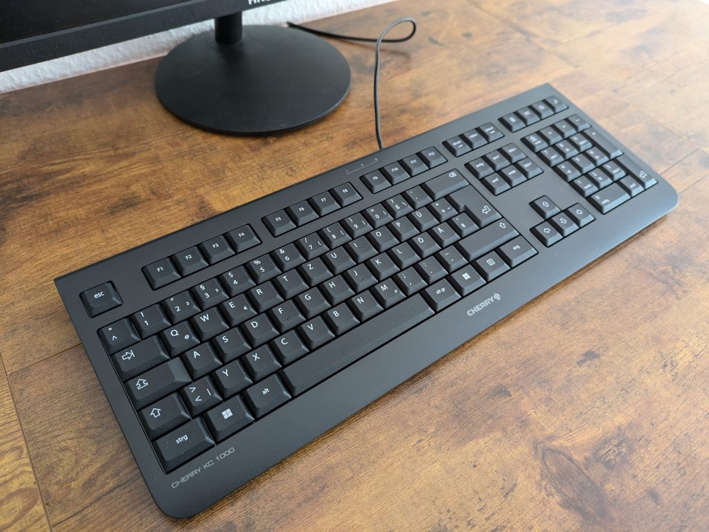 Titelbild der Cherry KC1000 Tastatur von links