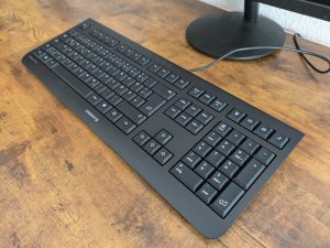 Titelbild der Cherry KC1000 Tastatur von rechts