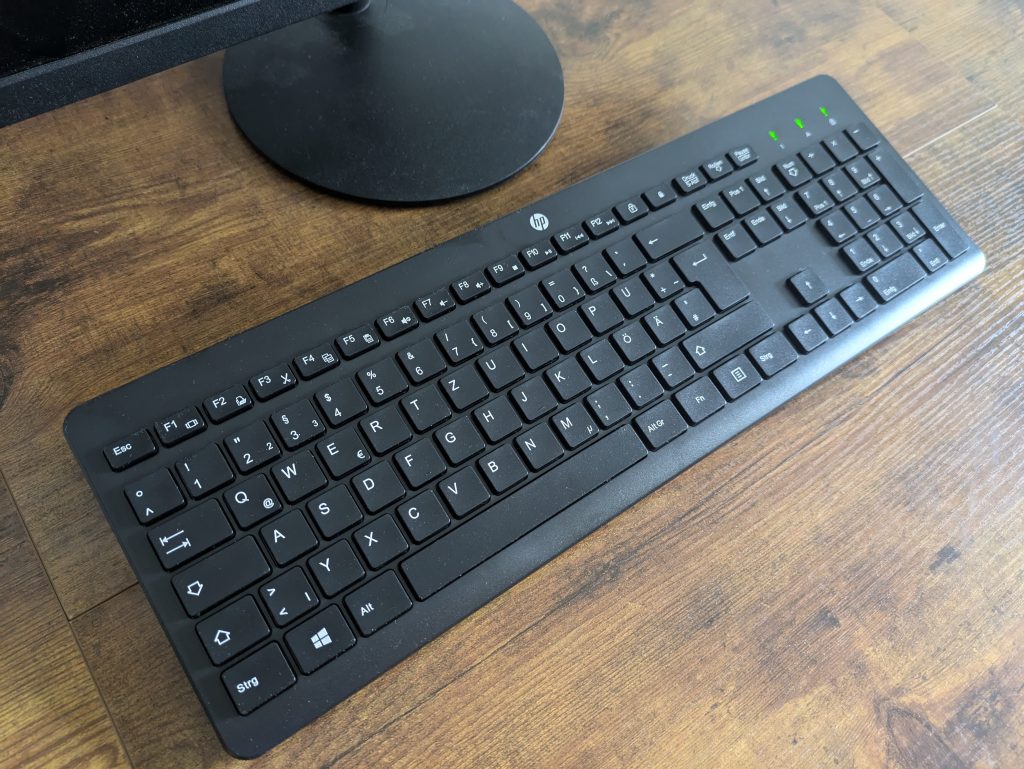Titelbild der HP 230 Tastatur von links