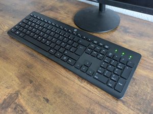 Titelbild der HP 230 Tastatur von rechts