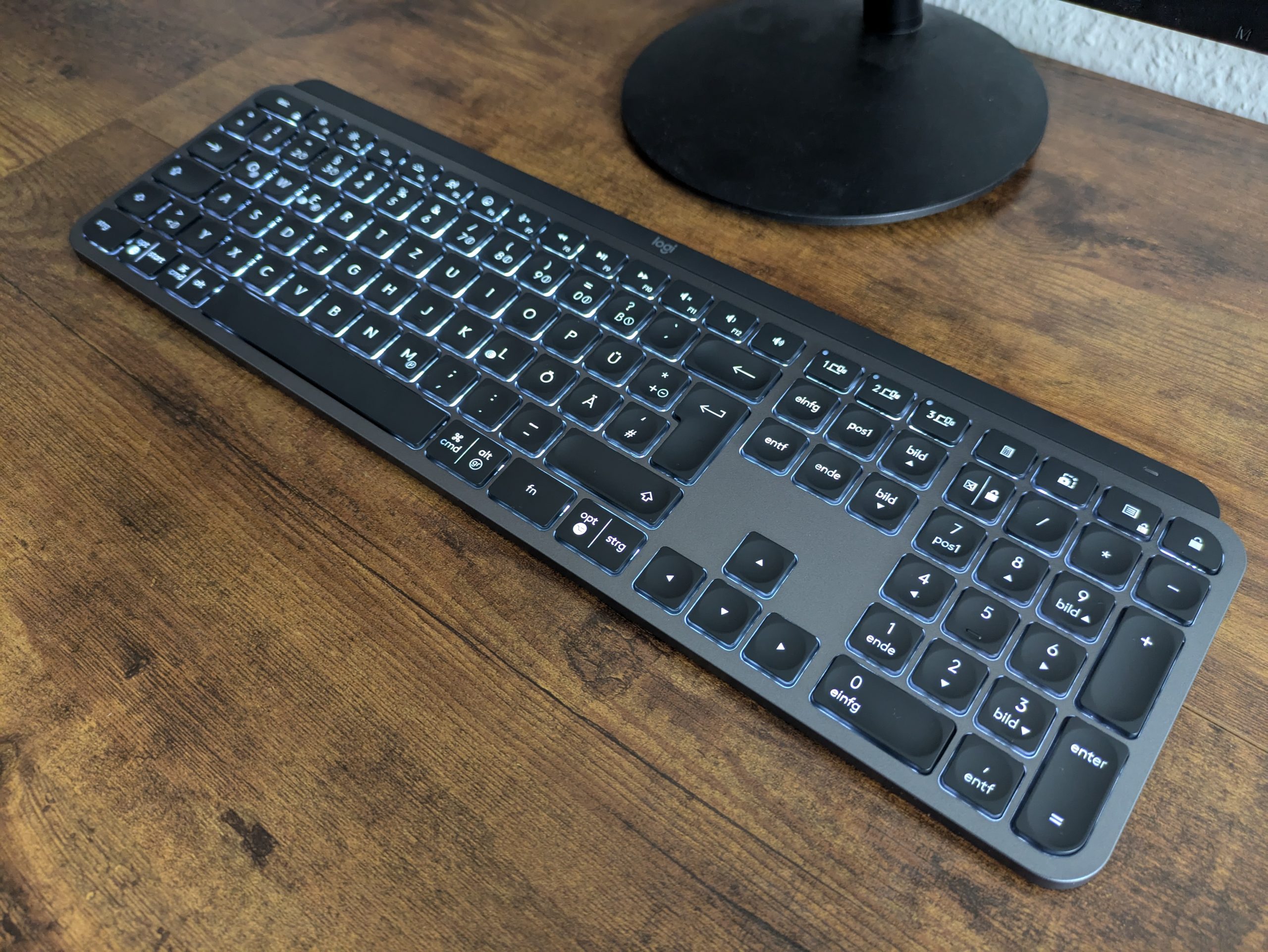 Titelbild der Logitech MX Keys S Tastatur von links