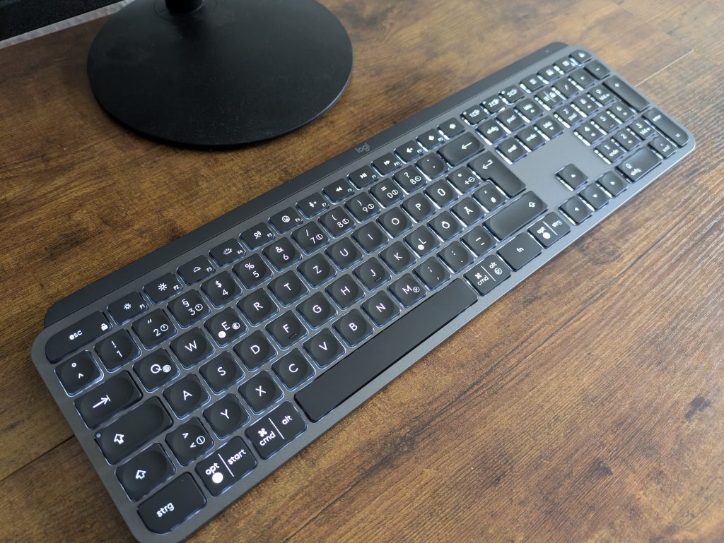 Titelbild der Logitech MX Keys S Tastatur von rechts