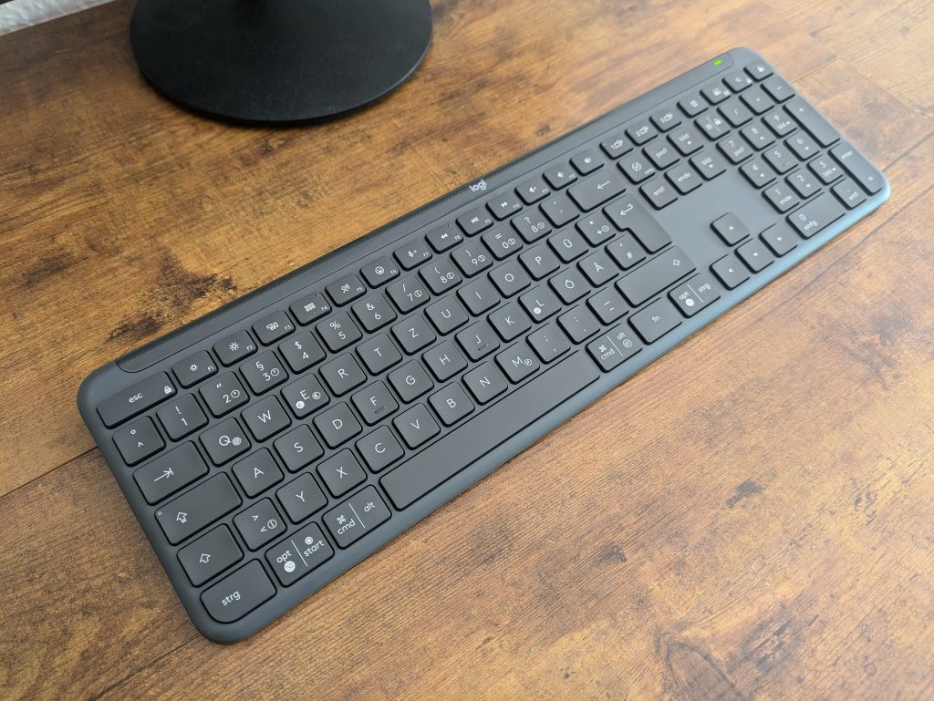 Titelbild der Logitech Signature SLIM K950 Tastatur von links