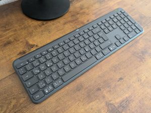 Titelbild der Logitech Signature SLIM K950 Tastatur von links