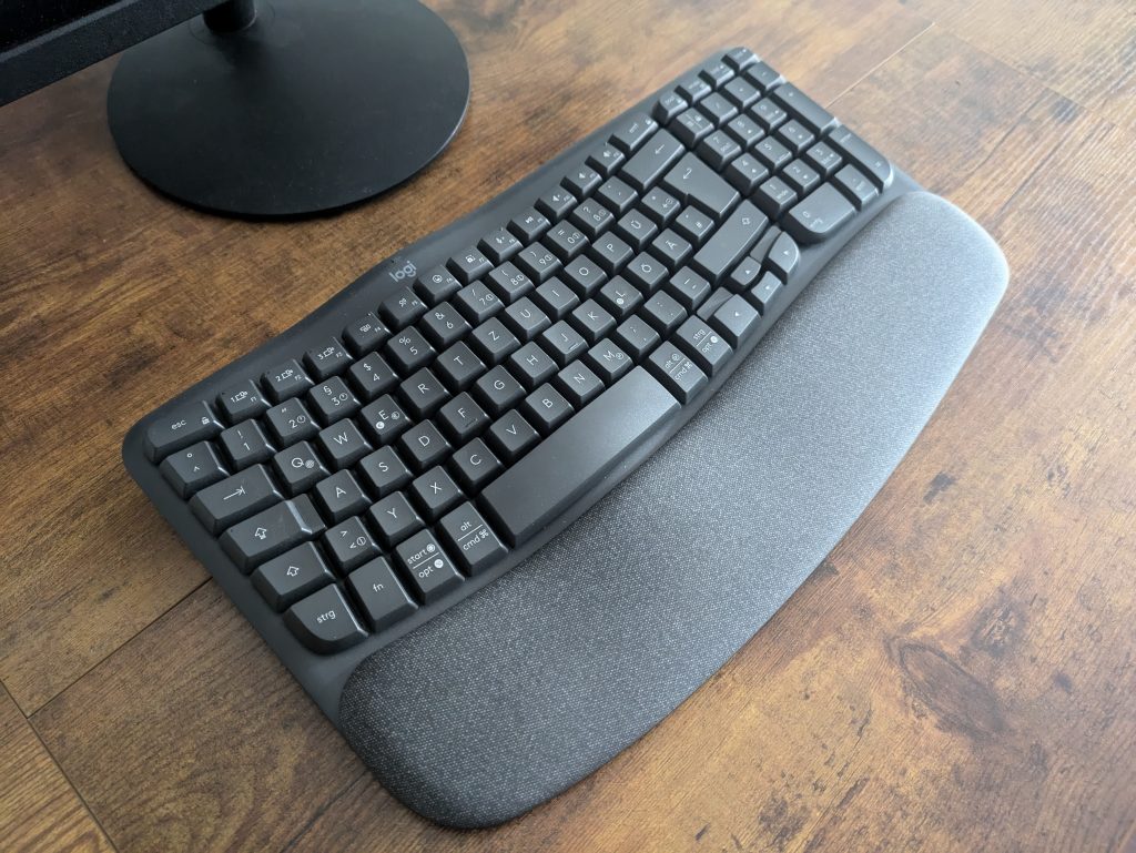 Titelbild der Logitech Wave Keys Tastatur von links