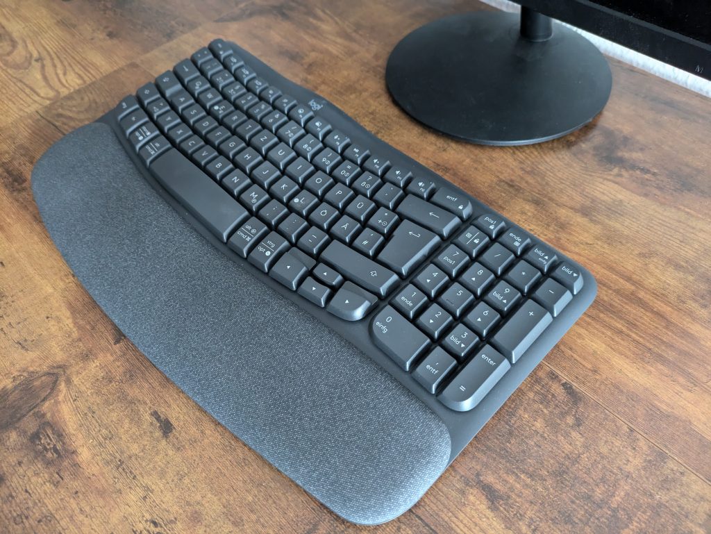Titelbild der Logitech Wave Keys Tastatur von rechts
