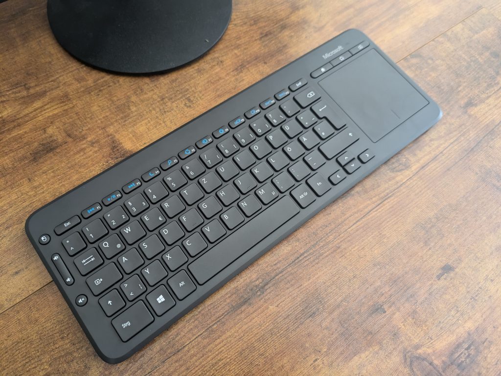 Titelbild der Microsoft All-in-One Media Tastatur von links