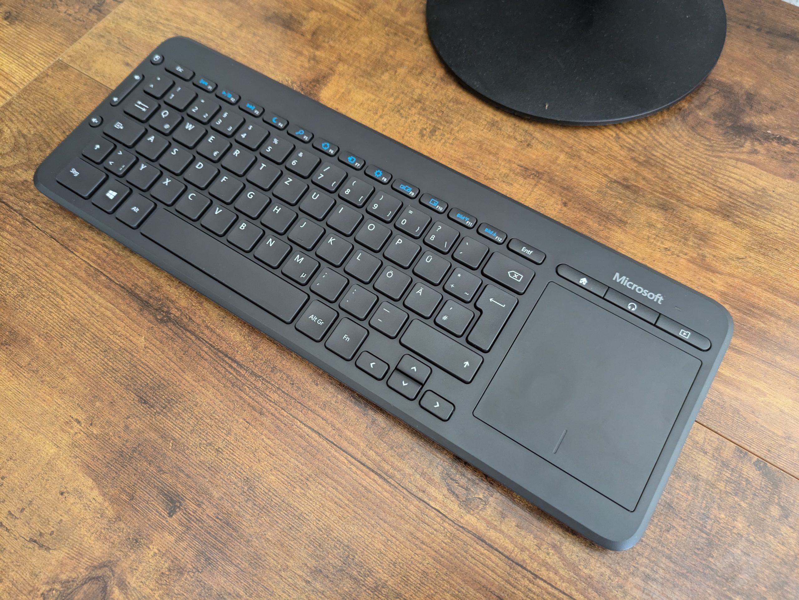 Titelbild der Microsoft All-in-One Media Tastatur von rechts