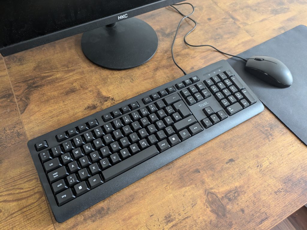 Titelbild der Trust Taro Tastatur von links