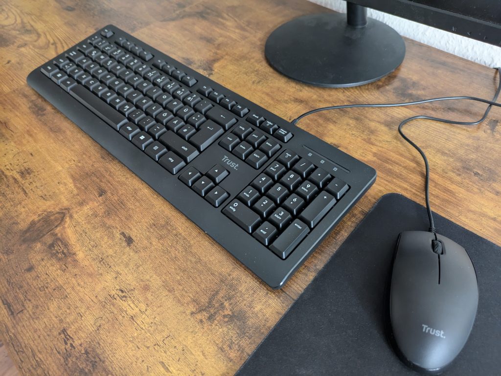 Titelbild der Trust Taro Tastatur von rechts