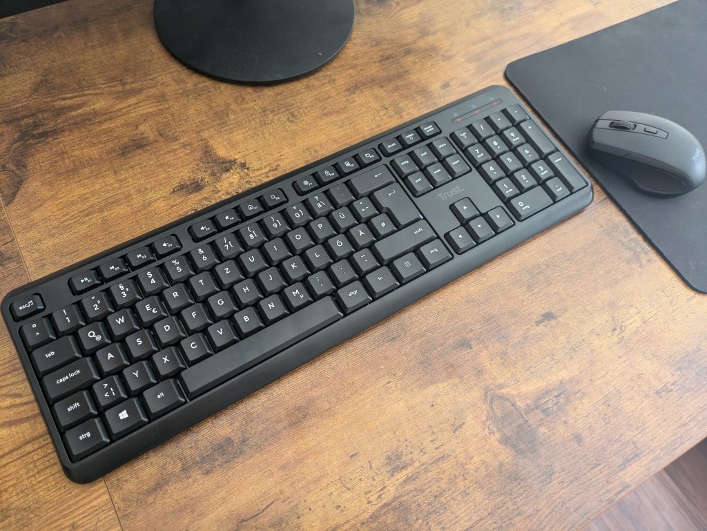 Titelbild der Trust Ymo Tastatur von links