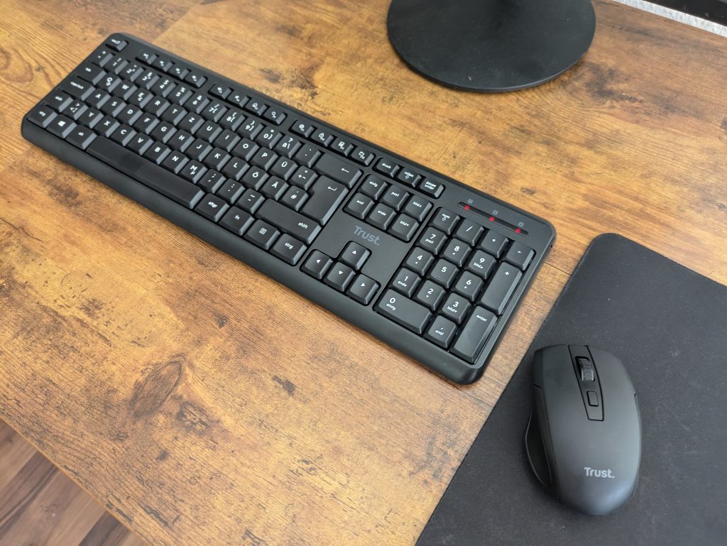 Titelbild der Trust Ymo Tastatur von rechts