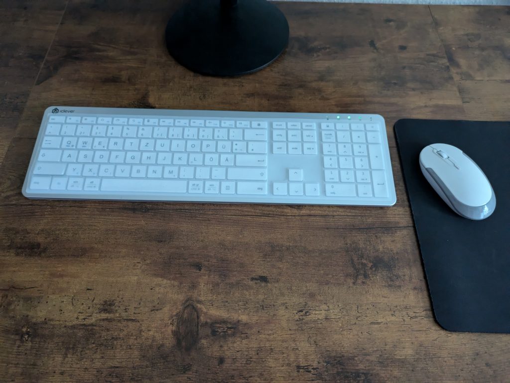 Titelbild der iClever GK08 Tastatur mit Matte