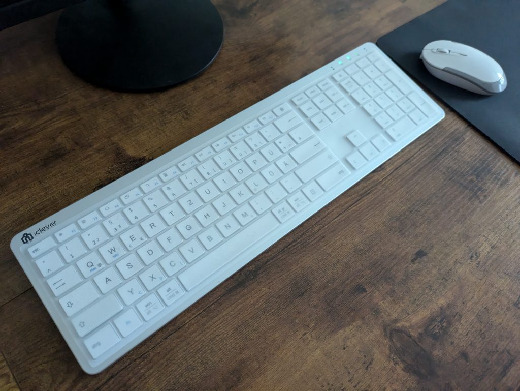 Titelbild der iClever GK08 Tastatur mit Matte von links
