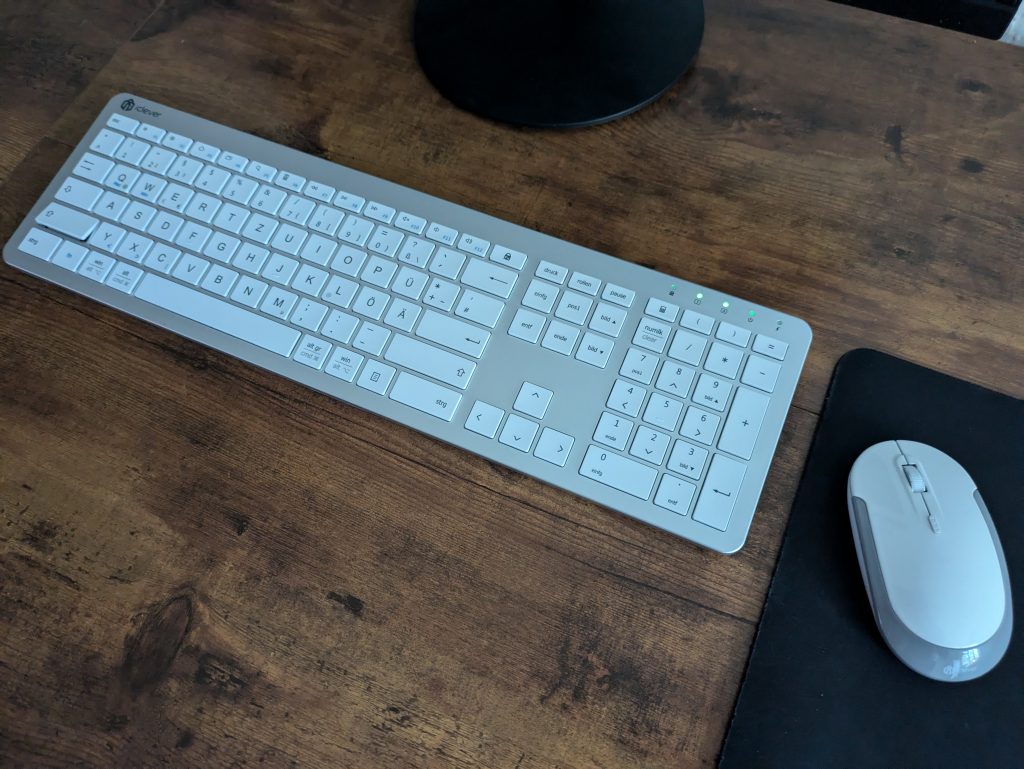 Titelbild der iClever GK08 Tastatur ohne Matte von rechts