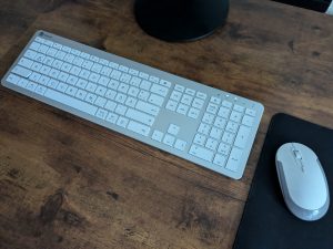 Titelbild der iClever GK08 Tastatur ohne Matte von rechts