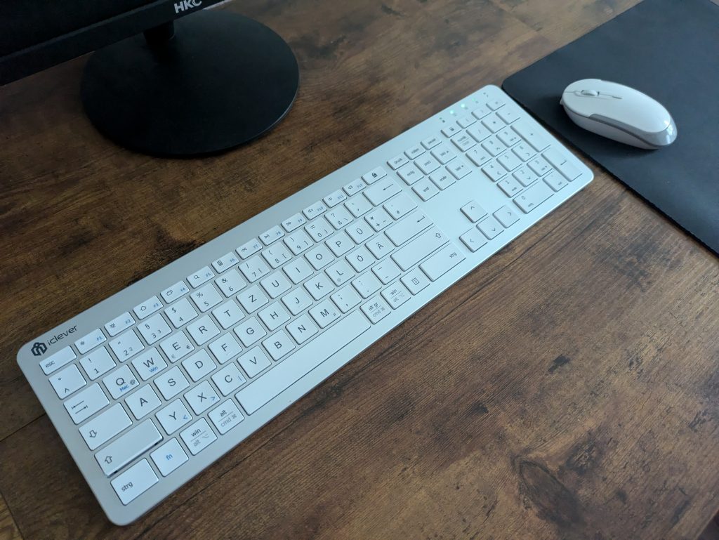Titelbild der iClever GK08 Tastatur von links ohne Matte