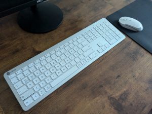 Titelbild der iClever GK08 Tastatur von links ohne Matte