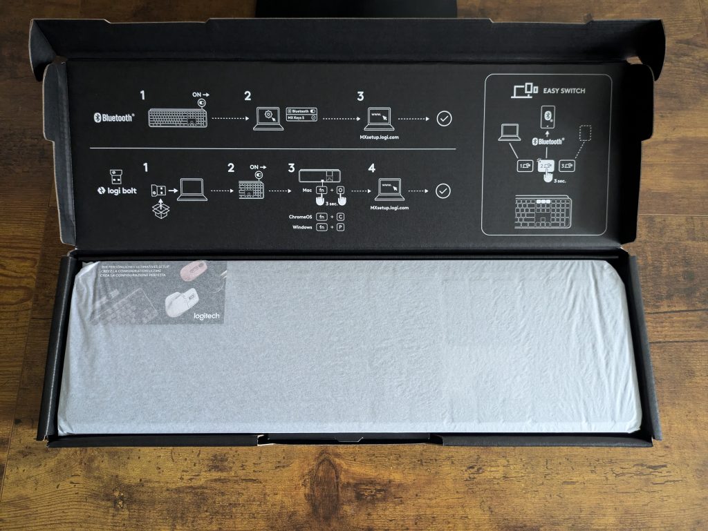 Verpackung der Logitech MX Keys S Tastatur geöffnet