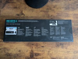 Verpackung der Logitech MX Keys S Tastatur von hinten