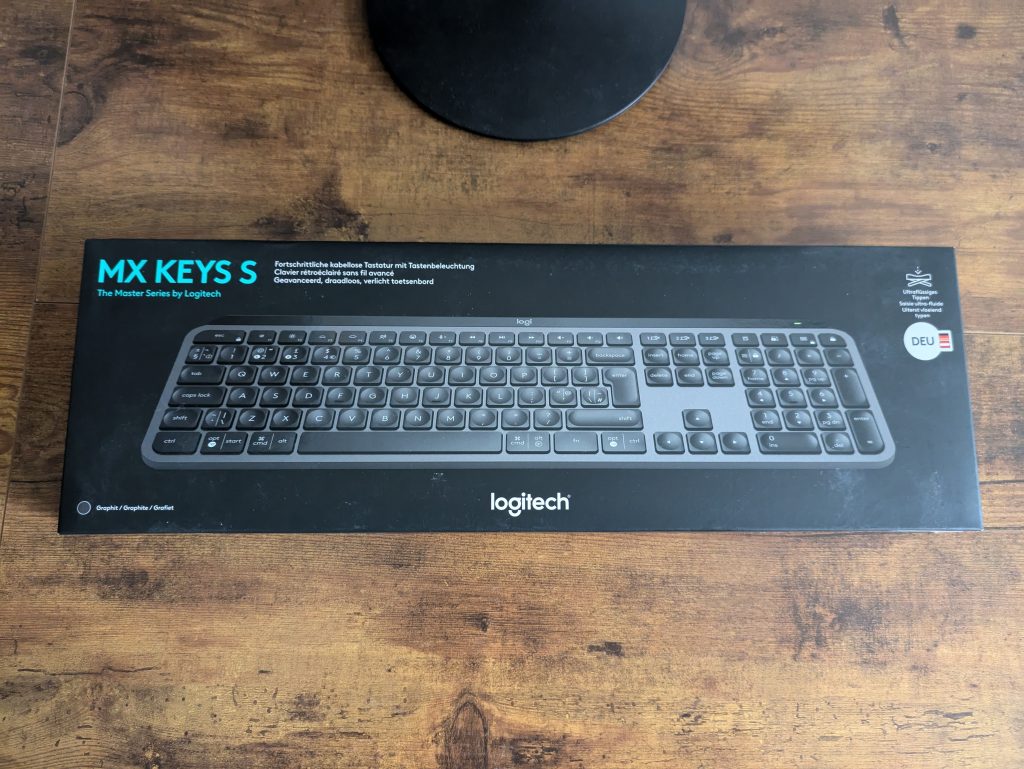 Verpackung der Logitech MX Keys S Tastatur von vorne