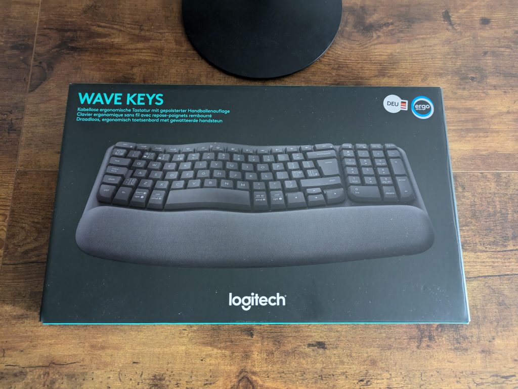 Verpackung der Logitech Wave Keys Tastatur von vorne