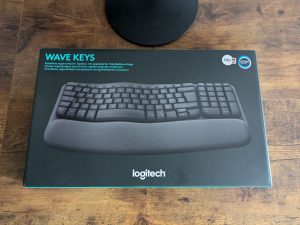 Verpackung der Logitech Wave Keys Tastatur von vorne