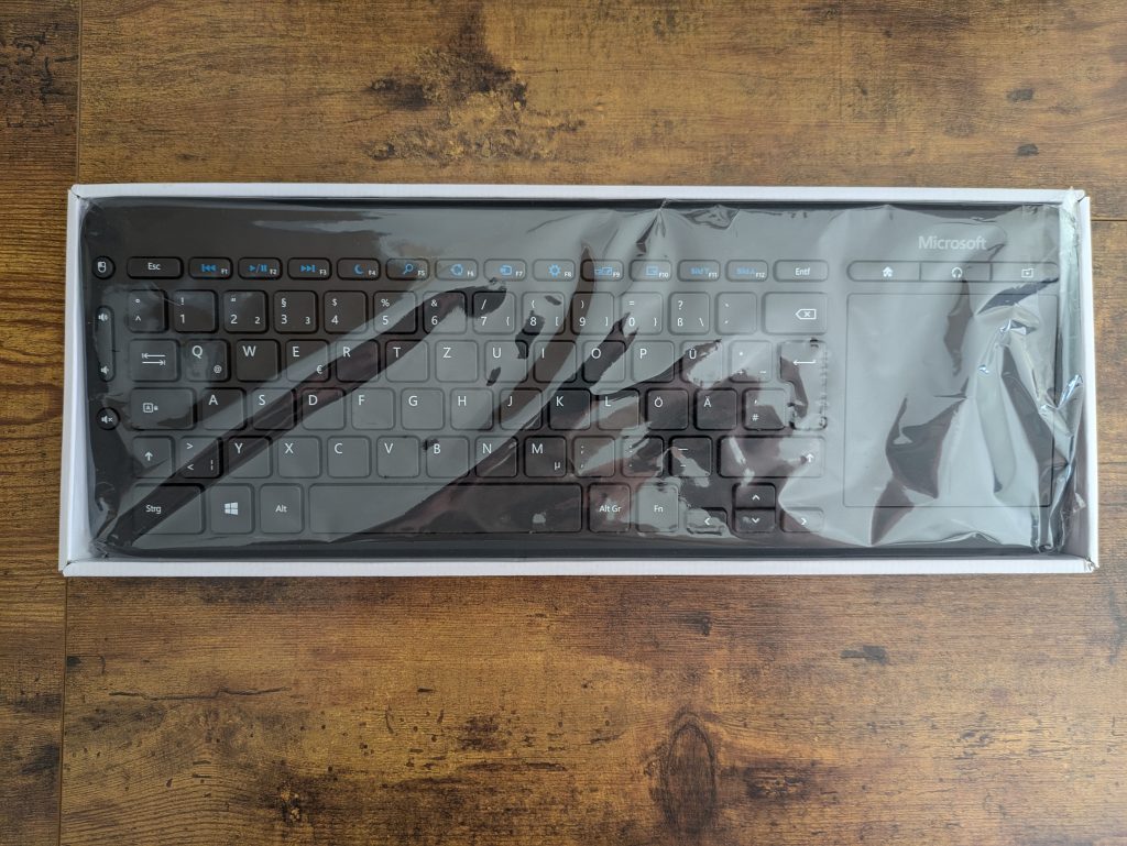 Verpackung der Microsoft All-in-One Media Tastatur geöffnet