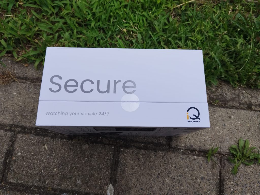 Verpackung-der-Nextbase-IQ-Dashcam-von-der-Seite