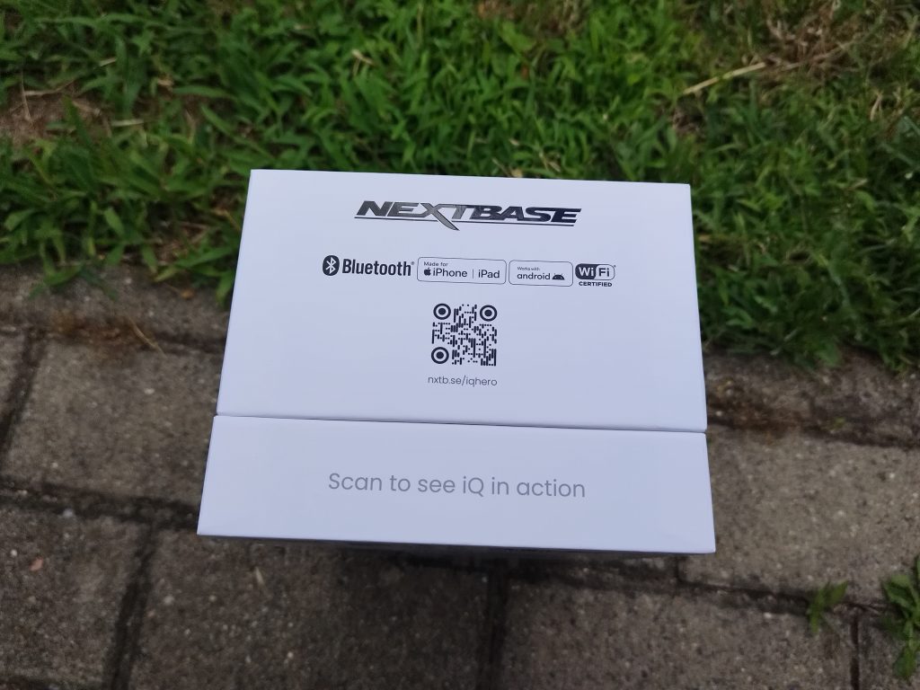 Verpackung-der-Nextbase-IQ-Dashcam-von-unten-2