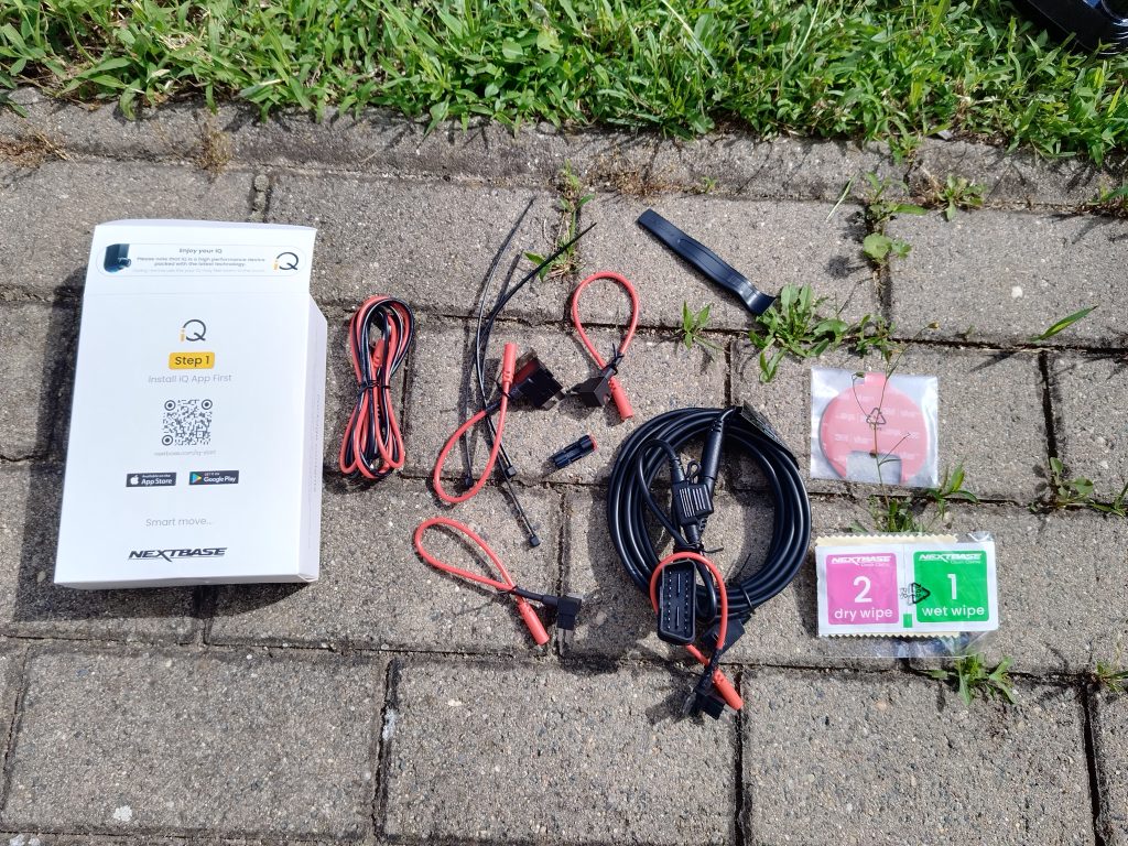 Wire-Kit-der-Nextbase-IQ-Dashcam-ausgepackt