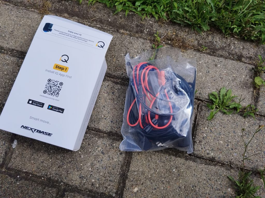 Wire-Kit-der-Nextbase-IQ-Dashcam-teilweise-ausgepackt