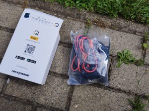 Wire-Kit-der-Nextbase-IQ-Dashcam-teilweise-ausgepackt