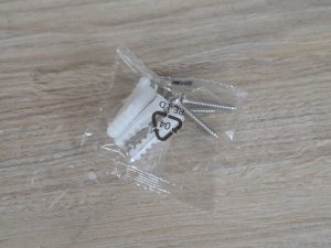 Zweites Paar Schrauben der Reolink Argus 4 Pro+ Überwachungskamera