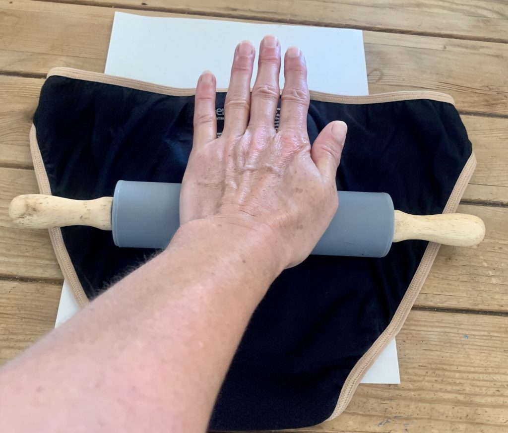 neione by Intimate Portal Periodenunterwäsche Auslaufschutz-Test mit Rollstab auf Papier