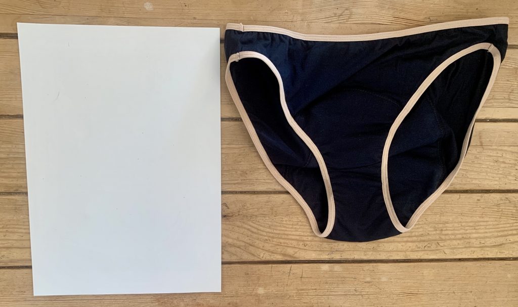 neione by Intimate Portal Periodenunterwäsche Test Auslaufschutz mit 10 Milliltrn Wasser und einem Blatt Papier