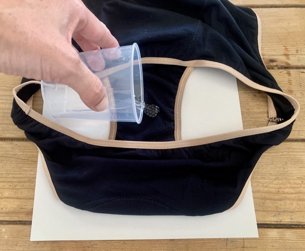 neione by Intimate Portal Periodenunterwäsche beim befeuchten mit Wasser