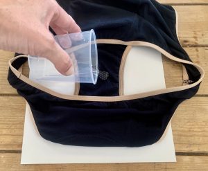 neione by Intimate Portal Periodenunterwäsche beim befeuchten mit Wasser