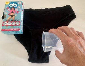 o.b.®-Periodenunterwäsche während des Begießens mit Wasser